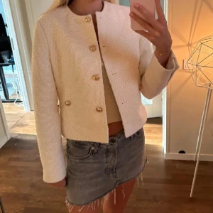 Beige jacka med guldknappar - Tun jacka/kofta från Zara använd 2 gånger 