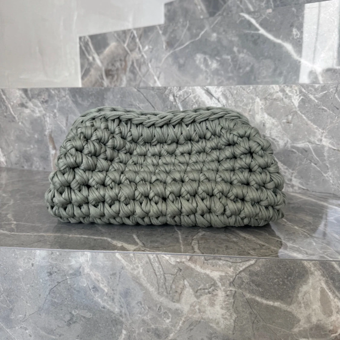 Handvirkad clutch i en ljus militär grön färg