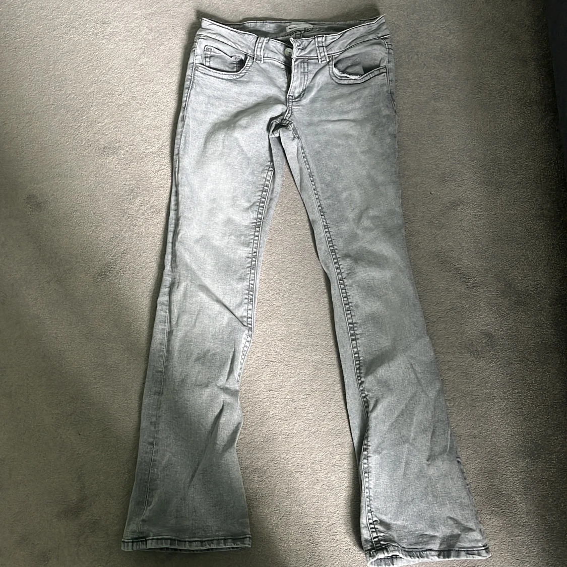 Grå bootcut jeans från Perfect Jeans stolar 38