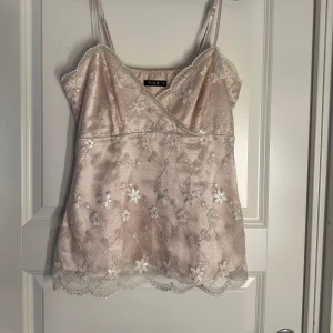 Spetslinne - Söt topp med spets, mer som en M