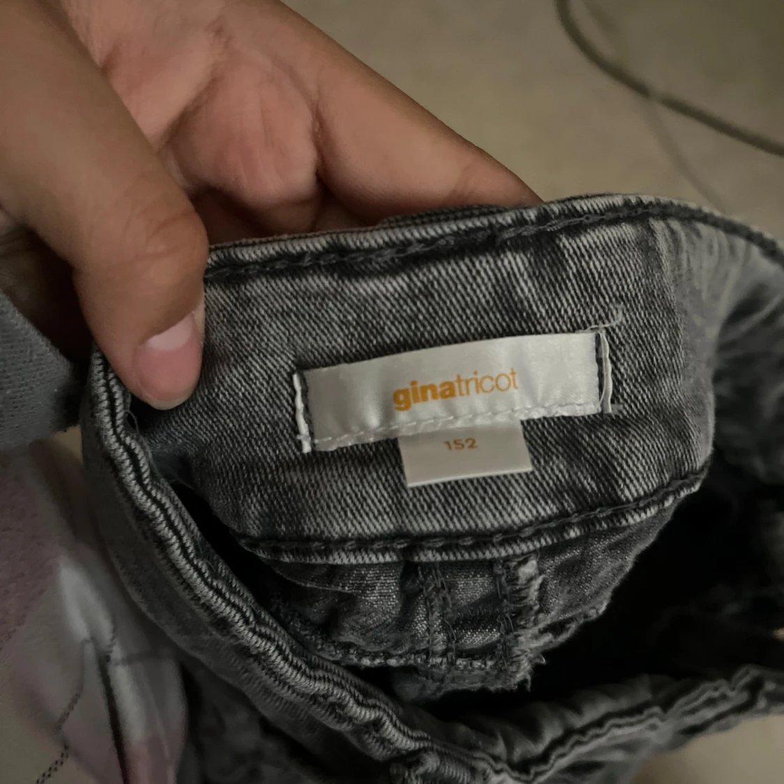 Grå jeansbyxor från Gina Tricot - 2