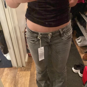 Grå bootcut jeans - Säljer ett par grå bootcut jeans med en väldigt låg midja. En väldigt fin och enkel färg som går att styla till allt. Aldrig använda då prislappen är kvar. Passar perfekt!!❣️