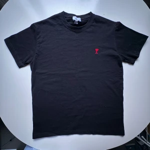 Ami Paris t-shirt  - Säljer en skitsnygg Ami Paris tischa. Tröjan är i mycket bra skick! Endast använd ett fåtal gånger. Hör av dig om du har några frågor. Nypris: 1300kr