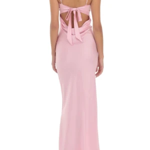 Ljusrosa långklänning med öppen rygg  - Ljusrosa långklänning med smala axelband, öppen rygg och knyt bak. Köpt från Lucy in the sky, endast testad och har alla lappar kvar. Kan skicka den idag eller mötas upp i Göteborg 