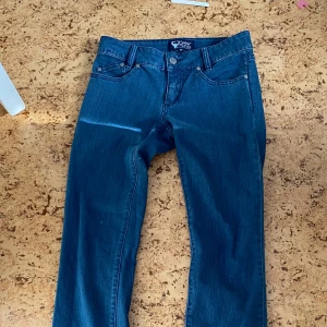 Blå jeansbyxor från Bik Bok Tough Love - Säljer ett par klassiska blå jeans från Bik Bok Tough Love, modell Zozo. Byxorna har normal passform, raka ben och femficksdesign. Skriv om du har frågor!