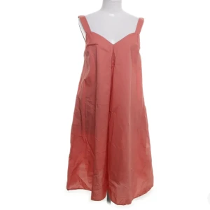 Korallfärgad klänning - super söt korall klänning i storlek 36 från cos som inte kommer till användning längre, inga defekter🩷