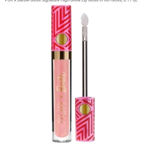 PÜR x Barbie High-Shine Lip Gloss - Ord pris 295kr. Glansigt läppglans i samarbete mellan PÜR och Barbie. Kommer i en rosa och guldig förpackning med geometriskt mönster och applikator. Ger subtilt skimmer och hög glans till läpparna.