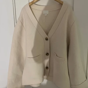 Ull kofta - Säljer denna beiga ull koftan. Nypris 1299kr. Markerad som en L men passar M 🩵