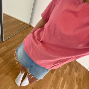 Rosa tshirt från Zara  - Köpt för några år sedan på Zara. Den är i strl S men är oversized. Superfin nu till våren/sommaren. Den är skön och i bomull så den känns lite tjockare i tyget. Inga defekter☺️☺️