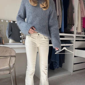 Vita jeans 💞 - Tjejen på bilden är 162 och bär vanligtvis 32/34💞💞