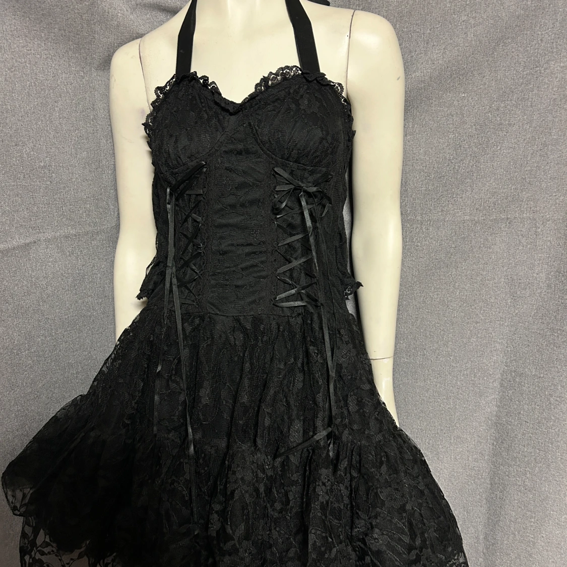 Svart spetsklänning med snörning från Poizen. Storlek M