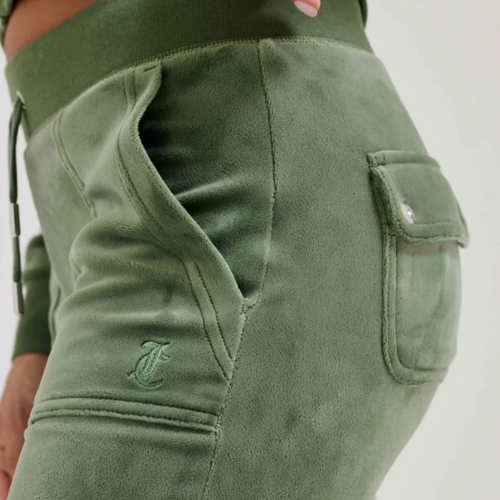 Snygga juicy couture mjukisbyxor i mjukt material med fickor både fram och bak. Prislapp fortfarande på, kvittot finns. Aldrig använd då den ej passar . Farkut & Housut.
