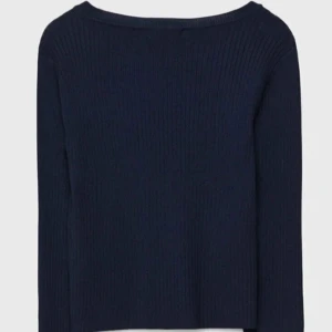 Mörkblå ribbad tröja från Stradivarius - Mörkblå ribbad tröja från Stradivarius. Tröjan har långa ärmar och rund halsringning. 