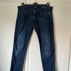 Mörkblå jeans från Replay - Säljer ett par snygga mörkblå jeans från Replay i storlek 33 x 32. Bra skick, Lägg ett bud eller köp direkt!