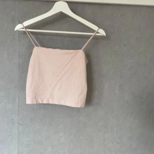Ljusrosa linnetopp - Säljer en söt ljusrosa linnetopp med smala axelband. Perfekt för varma sommardagar eller som ett lager under en tröja. Enkel och stilren design som passar till det mesta.