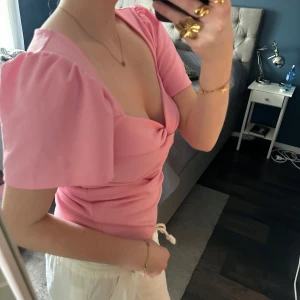 Söt topp  - Söt rosa topp från Vero Moda, Strl L men tycker den sitter tajtare än en L🩷 Fint skick 