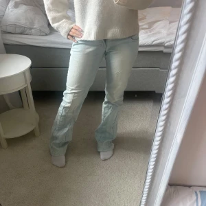 Ljusblå jeans - Snygga ljusblå jeansbyxor med en bootcut passform.Perfekta för en avslappnad stil. Säljer på grund av att dem inte adväns💗