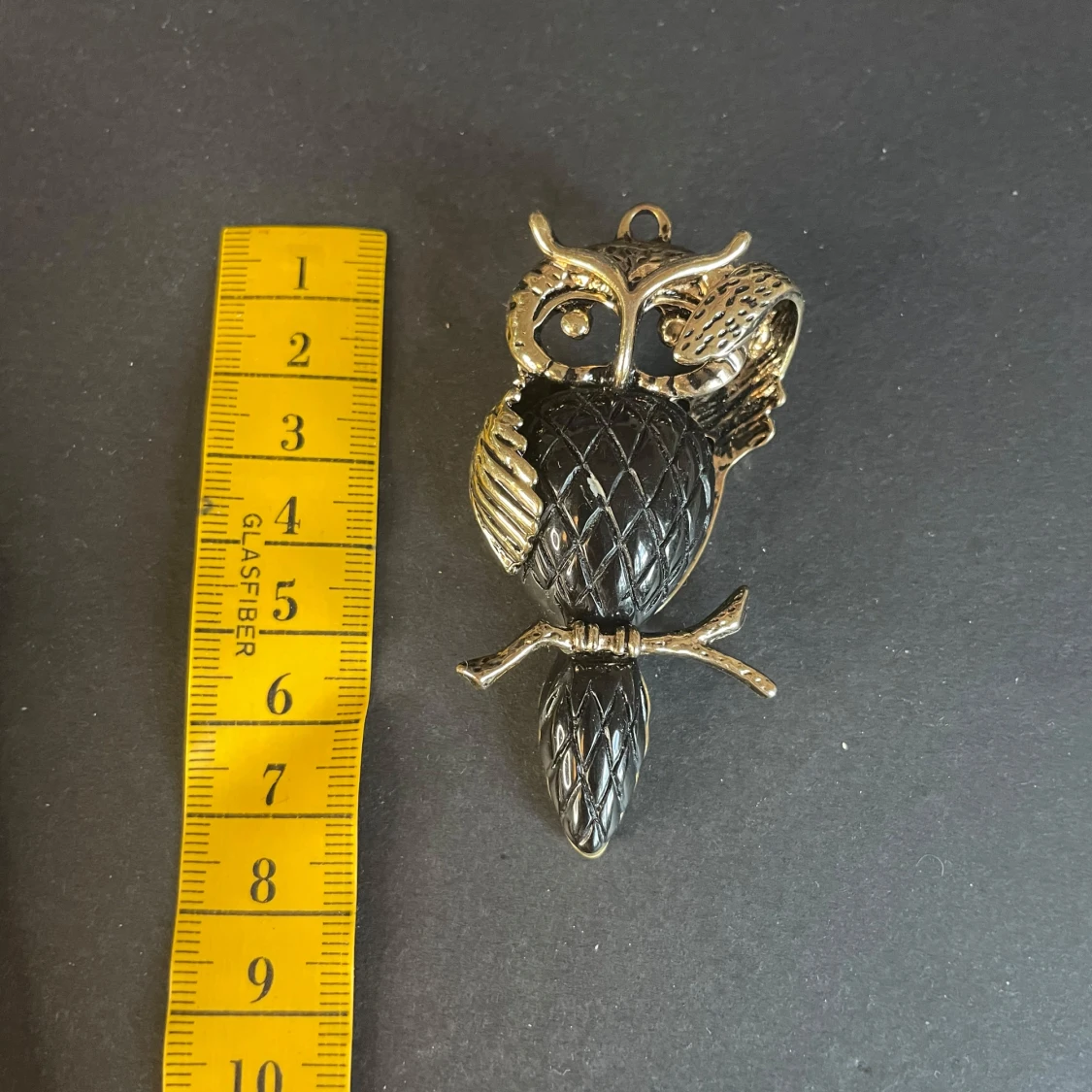 Uggleformat halsband i guld och svart - 2