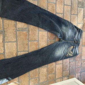 Southpole  | Blå med tvätt  | Storlek: 11 - Hejsan! Säljer nu dessa Southpole jeans i färgen blå med snygg tvätt. Jeansen är i mycket gott skick och inga synliga skavanker finns med.  | Vid frågor kring jeansen är det bara att hör av er, PRISET ÄR EJ HUGGET I STEN //TKTL_Resell