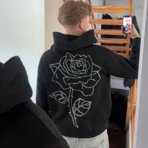 Svart zip hoddie  - Svart zip hoddie som börjar blir för liten. Passar både s och m 