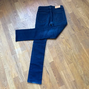 Mörkblå jeansbyxor - Snygga mörkblå jeansbyxor med klassisk femficksdesign och slimfit. Perfekta för en stilren look. De har en knapp och dragkedja framtill. Pris kan diskuteras vid snabb affär!!