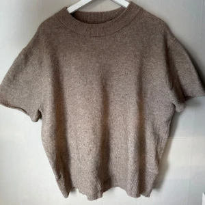 Beige stickad tröja från H&M - beige stickad tröja från H&M. Uppsydda ärmar. 