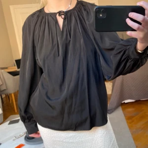 Svart blus - Svart blus från Wera i storlek xs