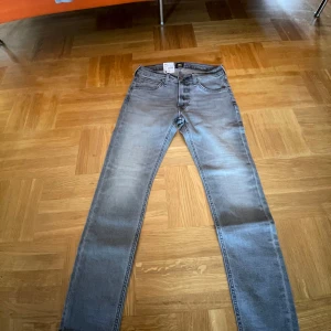 Slim fit Lee jeans - Säljer ett par helt nya lee jeans som aldrig är använda.