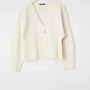 Cremefärgad cardigan från Gina - Säljer en stilren cremefärgad cardigan från Gina . Koftan har en enkel knapp framtill och en v-ringad design. Perfekt för en elegant och avslappnad look. Den är bara testad, prislappar är kvar.