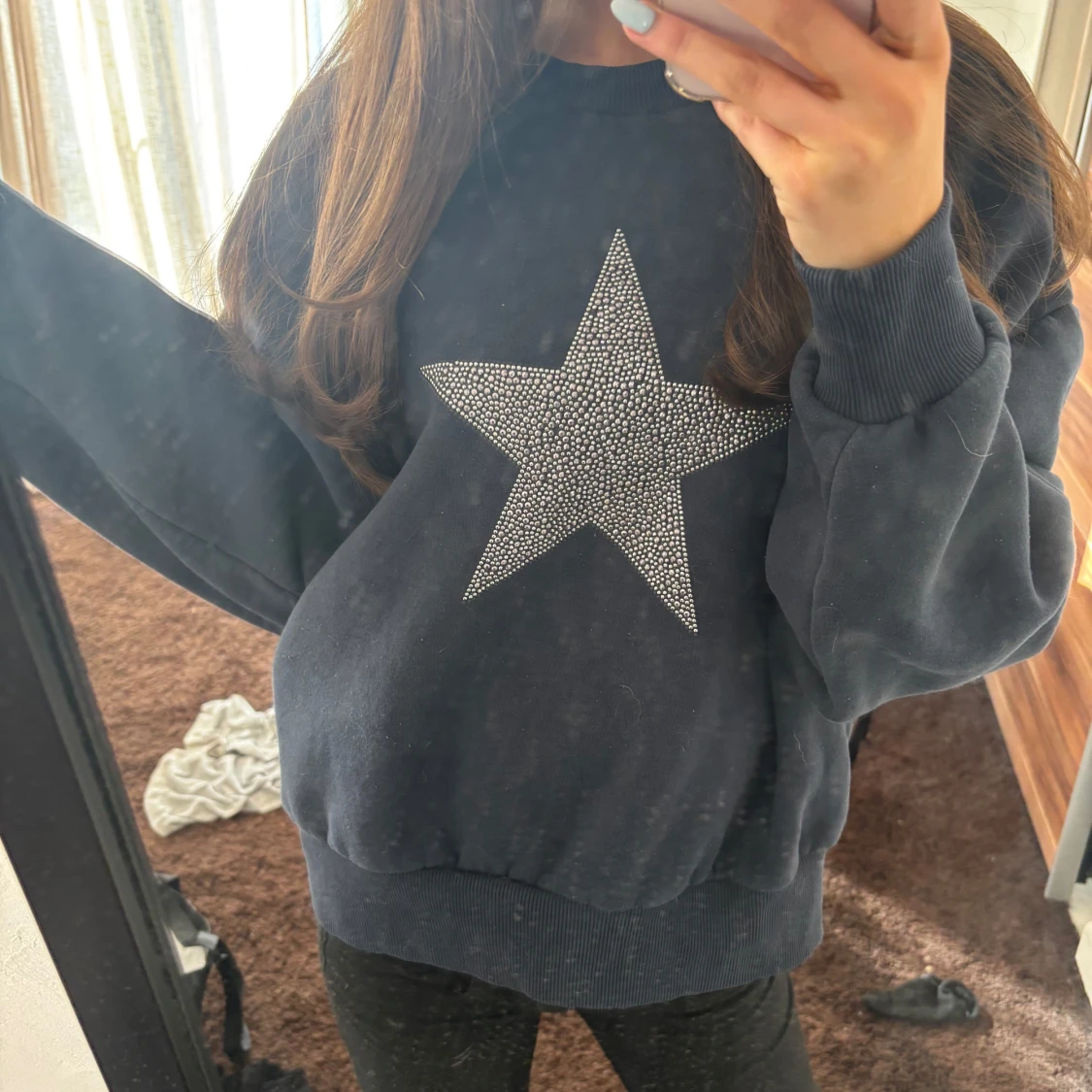 Mörkblå sweatshirt med stjärndetalj - 1