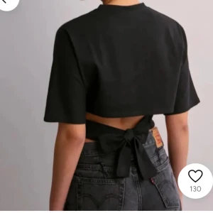 trendig svart nelly top - Jag vill byta min Nelly top mot en annan färg då jag inte använder svart so mycket! Skriv om ni har någon föreg att byta med💞 Den är bara använd några gånger och skicket är superbra 💗