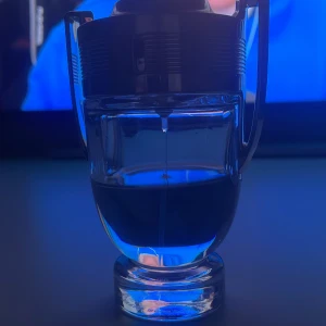 Paco rabbane Invictus  - Ca häften. Kostade mig 900 ny säljer för 350 men kan gå ner i pris. Perfekt manlig fräch doft som tjejer älskar och håller hyfsat länge. 