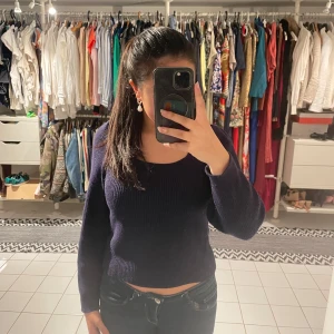 Mörkblå stickad tröja från Mango - Säljer en mörkblå stickad tröja från Mango. Tröjan har en fyrkantig halsringning och långa ärmar. Så fruktansvärt snygg och bekväm, storlek S. Hör av dig vid intresse! 💙