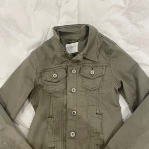Olivgrön jeansjacka - Grön Jeans jacka från Hailys. Strlk xs