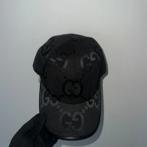 Gucci Jumbo keps - Säljer en helt ny Gucci keps. Storlek M och har justerbar passform. Fraktar eller möts upp i Stockholm/Gullmars 📦 