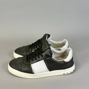 Valentino Flycrew Sneakers - - Skick 8/10 Lagad i hälen, En nit saknas!  - Tillbehör: Inget  - Nypris: 8000 SEK  - Storlek: 41,5