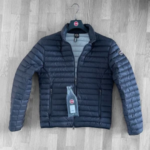 ‼️HELT NY ‼️Colmar Jacka - Säljer en helt ny Colmar jacka med tags och allting kvar. Den har aldrig använts och sitter i strl M-L och är strl 52. Jackan är i 100% dun och hör gärna av er vid frågor eller funderingar!! Priset kan eventuellt diskuteras