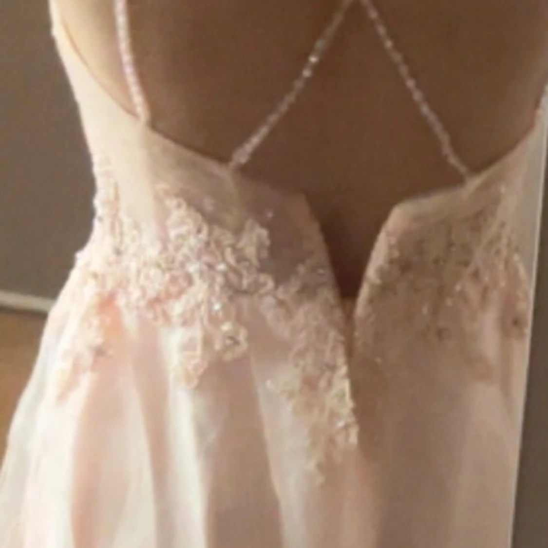 Champagnefärgad långklänning med spetsdetaljer - 3