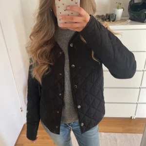  quiltad jacka - Snygg svart quiltad jacka med knappar framtill. Perfekt nu till våren. Vet ej vad märket är men den liknar den från uniqlo, inte använt mycket så fint skick💕☺️
