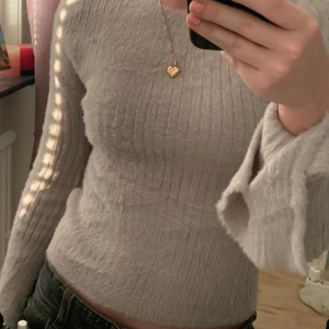 Grå fluffig tröja från H&M - Säljer en grå fluffig stretchig tröja från hm💗 använd minst en gång storlek xxs