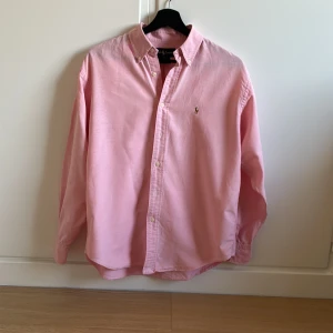 Rosa skjorta från Ralph Lauren - Säljer en klassisk rosa skjorta från Ralph Lauren i 100% bomull. Bra kvalitet och perfekt för en stilren outfit