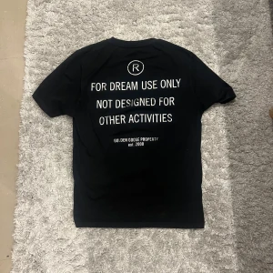 Golden goose T-shirt - - Golden goose tshirt - Stor tryck på baksidan och litet Golden goose tryck på framsidan - Skick 9/10 som ny - Storlek XS men sitter som S