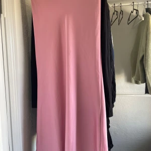 Rosa satin kjol - Rosa långkjol från zara i satin. Storlek xs