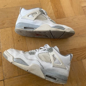 Jordan 4s - Säljer dessa billigt för dom är riktigt använda.