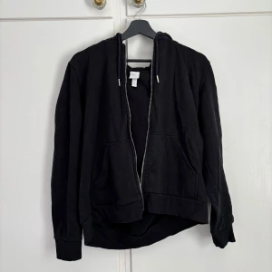 Svart zipup hoodie från H&M - En svart zipup hoodie från H&M Basics. Den är använd många gånger, den är lite nopprig på insidan men är fortftande i bra skick. Storlek M🖤