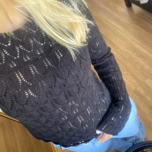 Så snygg svart stickad tröja - Säljer en svart stickad tröja med ett snyggt hålmönster från vero moda i storlek S 🤗🙌🏼🍸👌🏼🥂