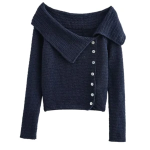 Mörkblå stickad offshoulder-tröja från dressy - Snygg mörkblå stickad tröja från dressy med offshoulder-design och knappar framtill. Tröjan har långa ärmar och en snygg krage. Tröjan är helt oanvänd eftersom den inte passade mig. Har däremot inte kvar prislappen tyvvär. Nypris 499kr