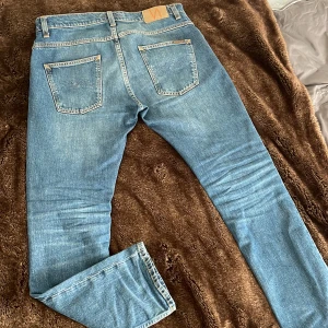 Blå jeans från Nudie Jeans - Säljer mina Nudie jeans pga dom ej passar längre Nypris 1600kr mitt pris 699kr kvitto plus taggar finns, Finns även påsen.                                                Nice fades inga hål.