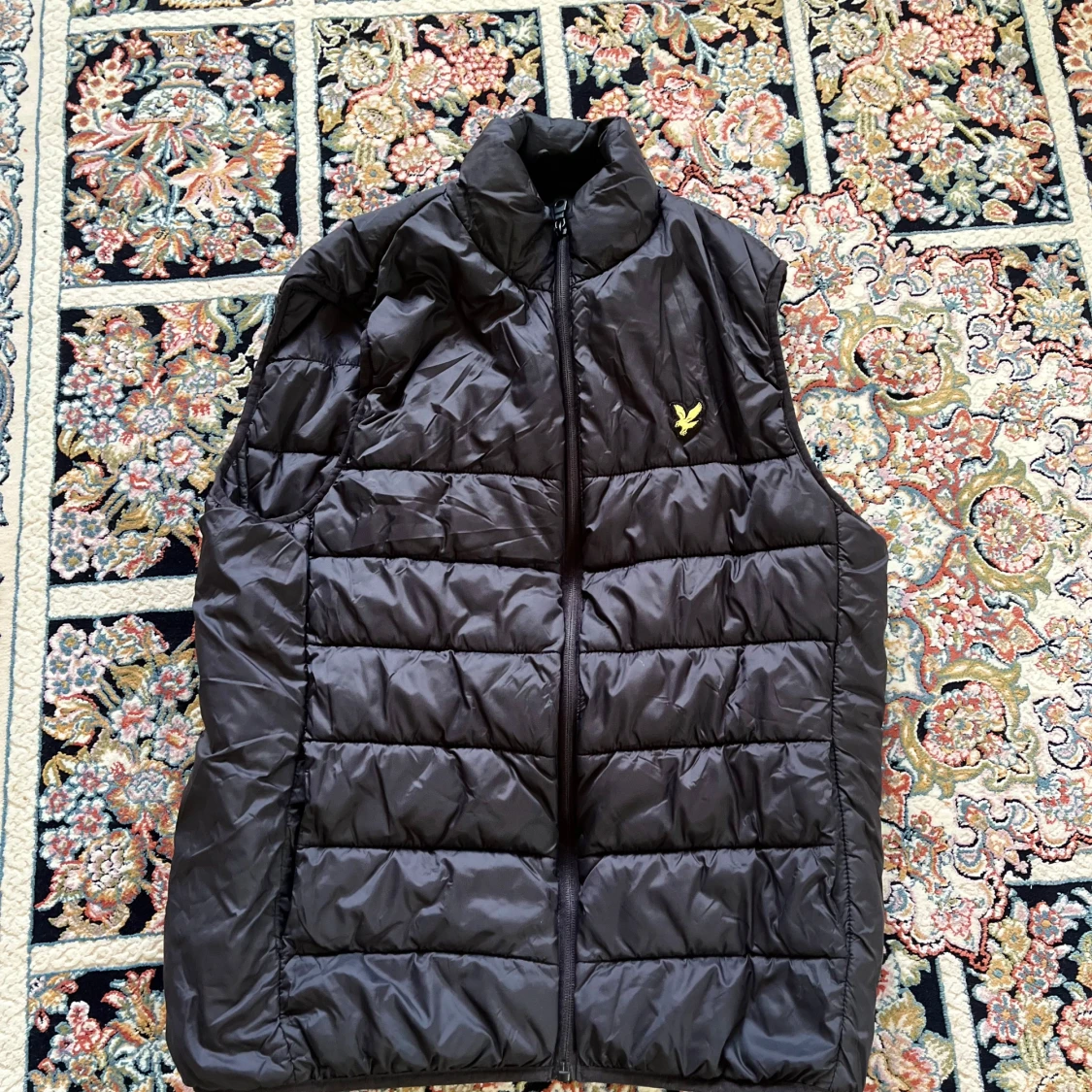 Svart dunväst från Lyle & Scott