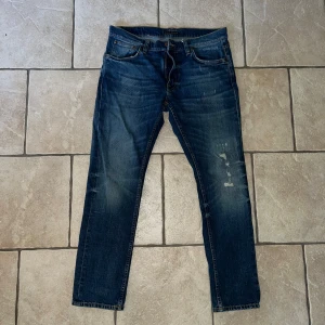 Nudie jeans med slitningar - Tjena! Säljer ett par sjukt snygga och unika nudie jeans i modellen Lean Dean. Jeansen har snygga slitningar (design) och har en riktigt schysst tvätt. Jag säljer dessa då de är för små men för snygga för att inte användas. Finns det frågor så tveka inte med att skriva!